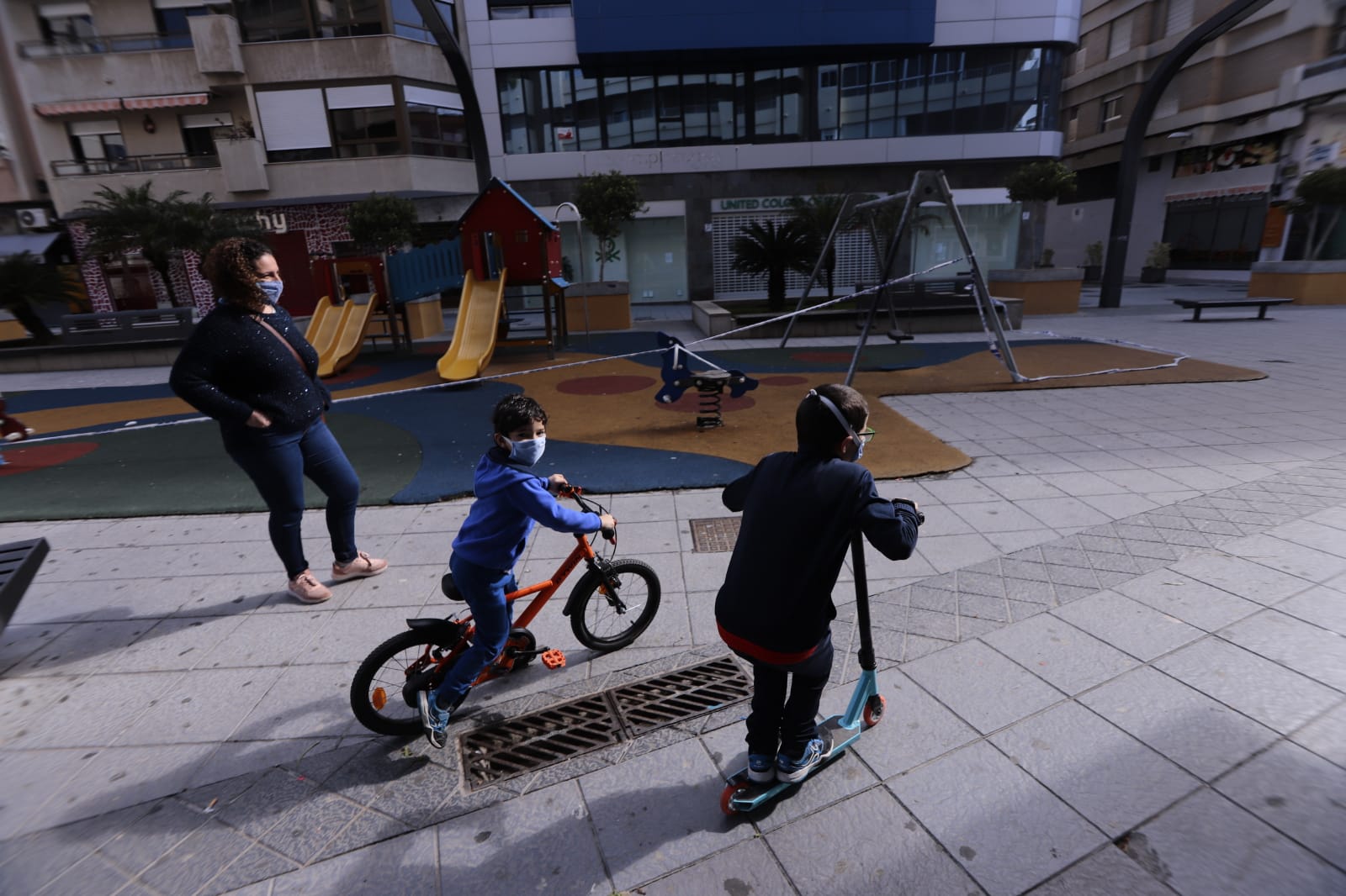 Los más pequeños salen con sus bicicletas, juguetes y pelotas en una mañana soleada en la costa granadina