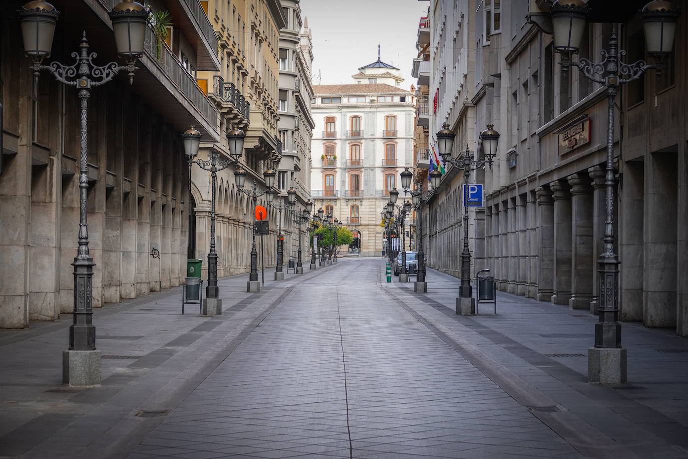 Una calle vacía en Granada.
