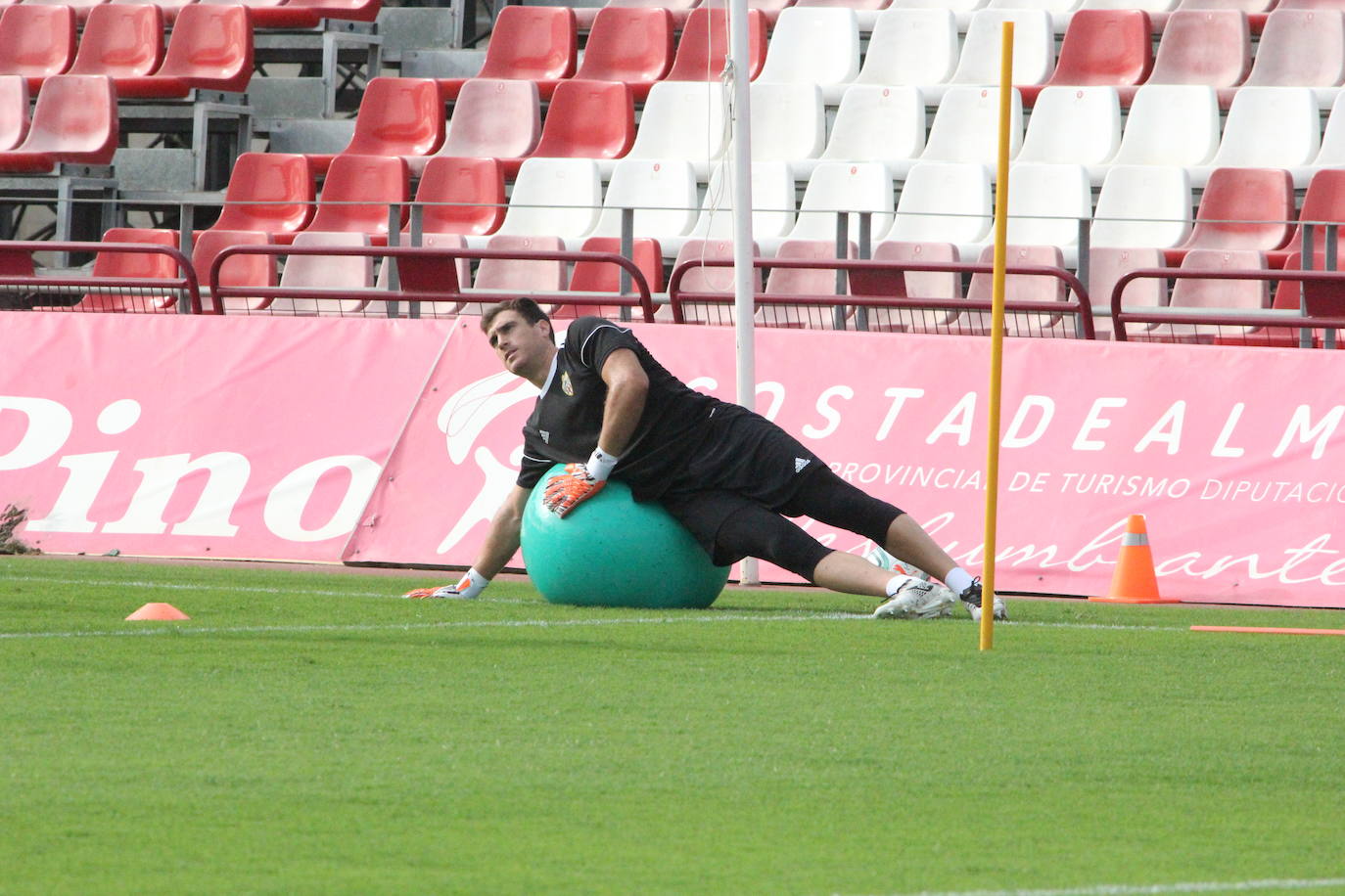 Fernando amplía su contrato con la UD Almería hasta junio de 2022. 