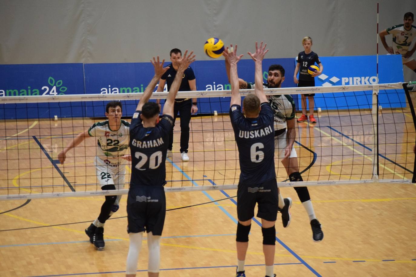 Fran Iribarne remata por encima de bloqueo en Saeremaa,