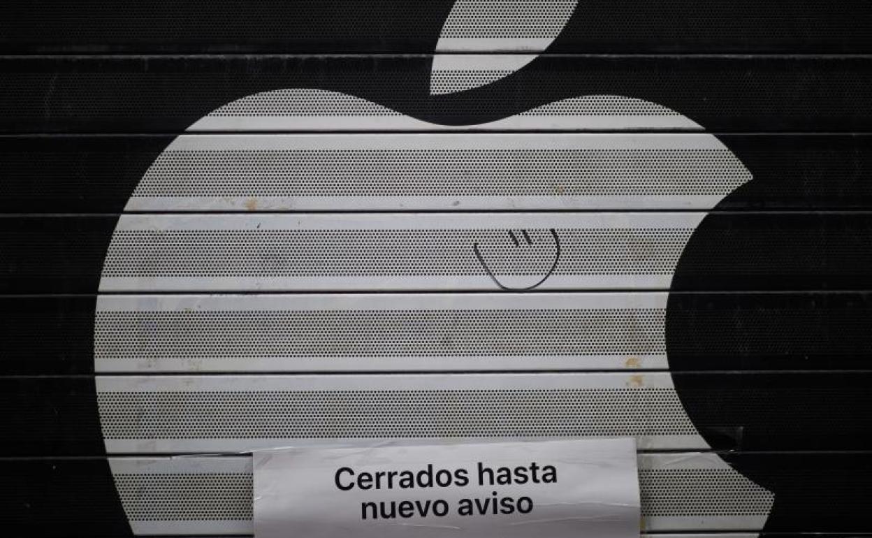 Persiana echada de una tienda Apple en España.