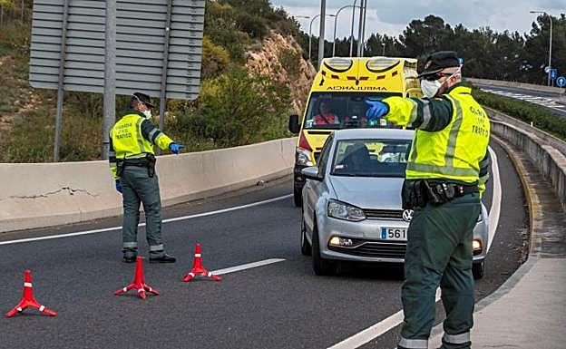 Intenta saltarse un control por el estado de alarma en Pinos Puente y le encuentran 3,5 kilos de marihuana en su coche
