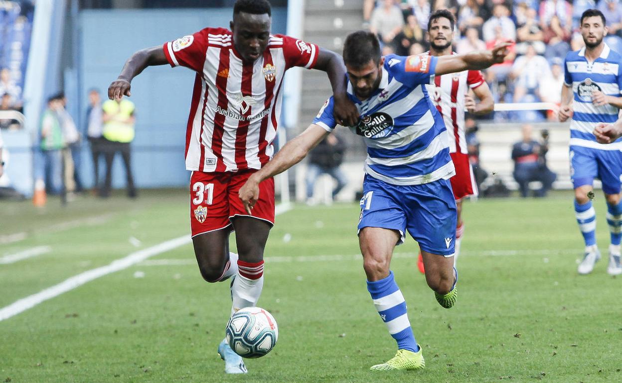 Arvin Appiah intenta escapar de Salva Ruiz en el partido de su debutr en España. 