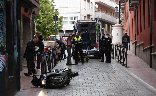 Un motorista herido tras caerse de su moto en la calle San Matías