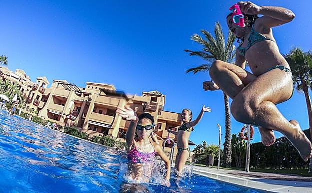 Desescalada | La apertura de playas y piscinas será el 8 de junio en el mejor escenario
