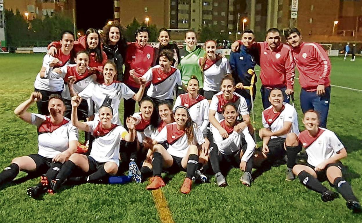 Jugadoras y técnicos del UCD La Cañada femenino posando tras ganar la Liga. 