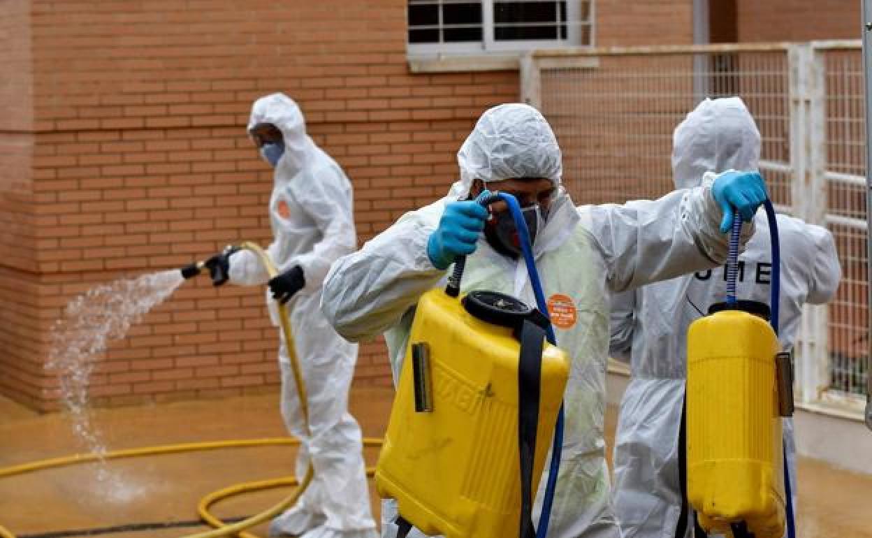 Miembros de la UME realizan labores de desinfección en la residencia de mayores de Íllar. 