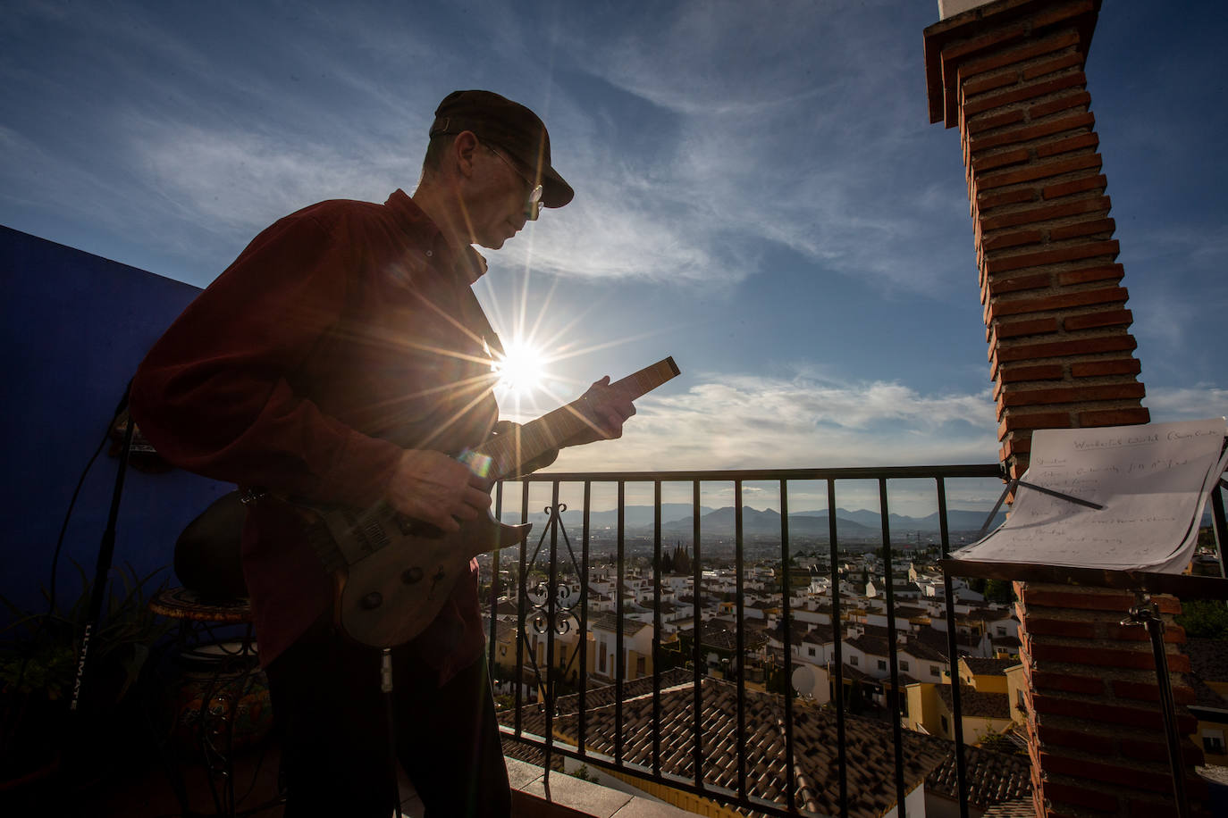 Los Cook, Abe Oquendo y Erica Barlow cantan desde sus balcones Wonderful World. 