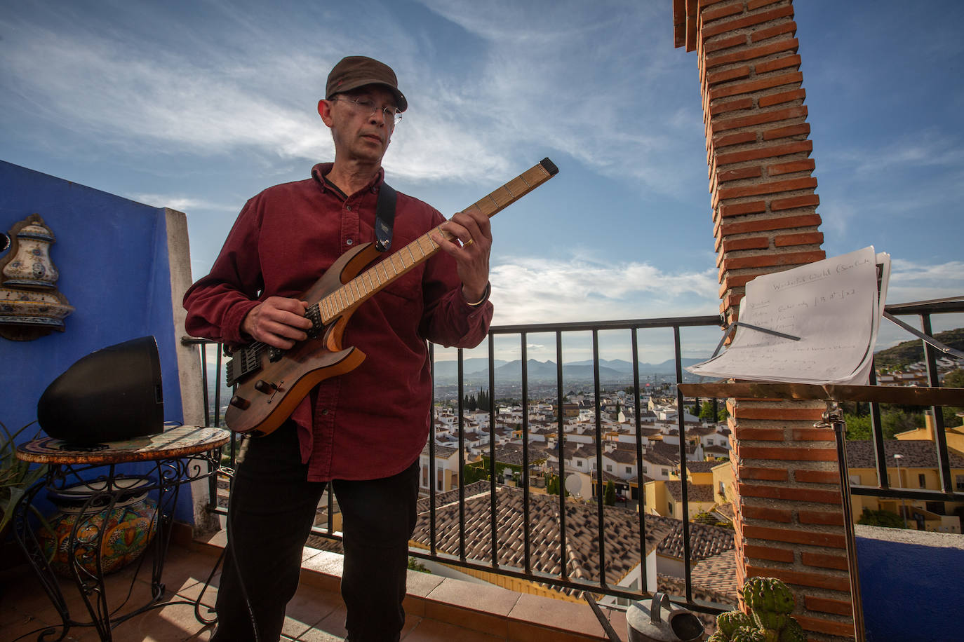 Los Cook, Abe Oquendo y Erica Barlow cantan desde sus balcones Wonderful World. 