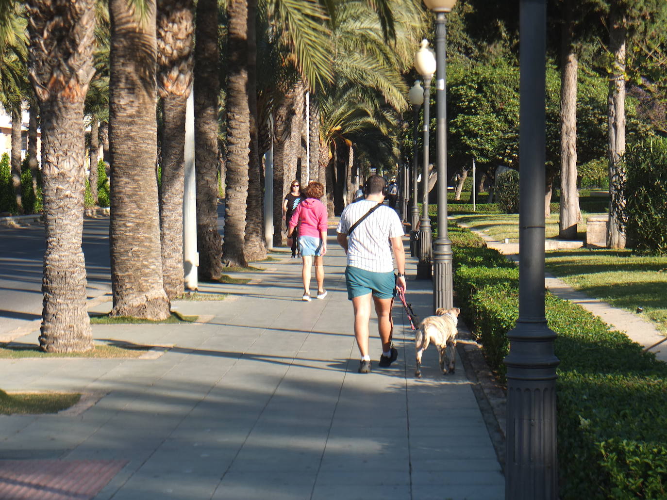 La estampa de las parejas caminando o de los grupos de personas es muy aislada. 