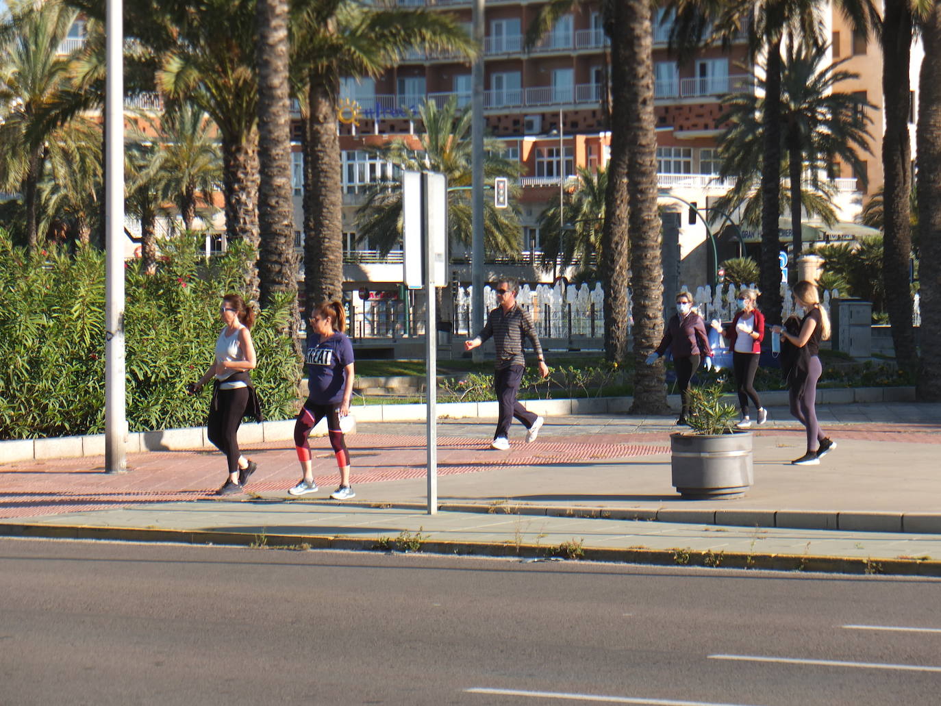 La estampa de las parejas caminando o de los grupos de personas es muy aislada. 