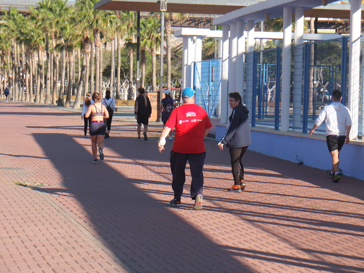 La estampa de las parejas caminando o de los grupos de personas es muy aislada. 