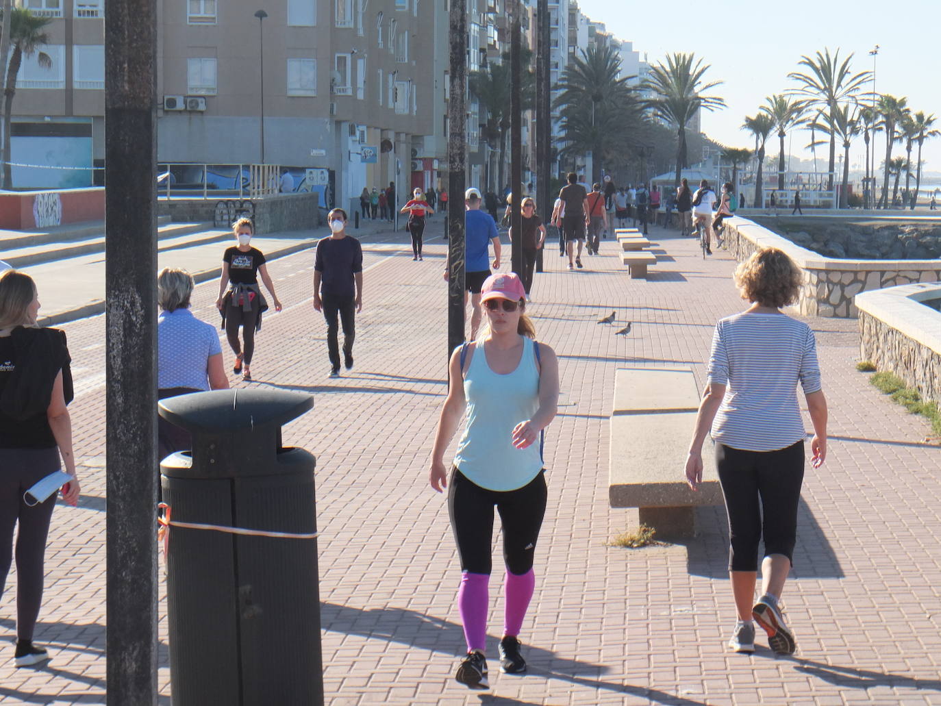La estampa de las parejas caminando o de los grupos de personas es muy aislada. 