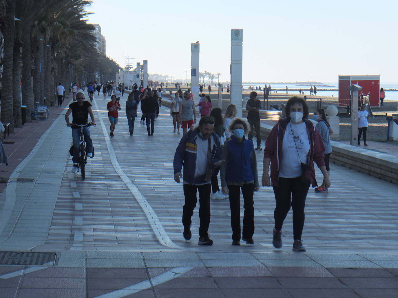 La estampa de las parejas caminando o de los grupos de personas es muy aislada. 