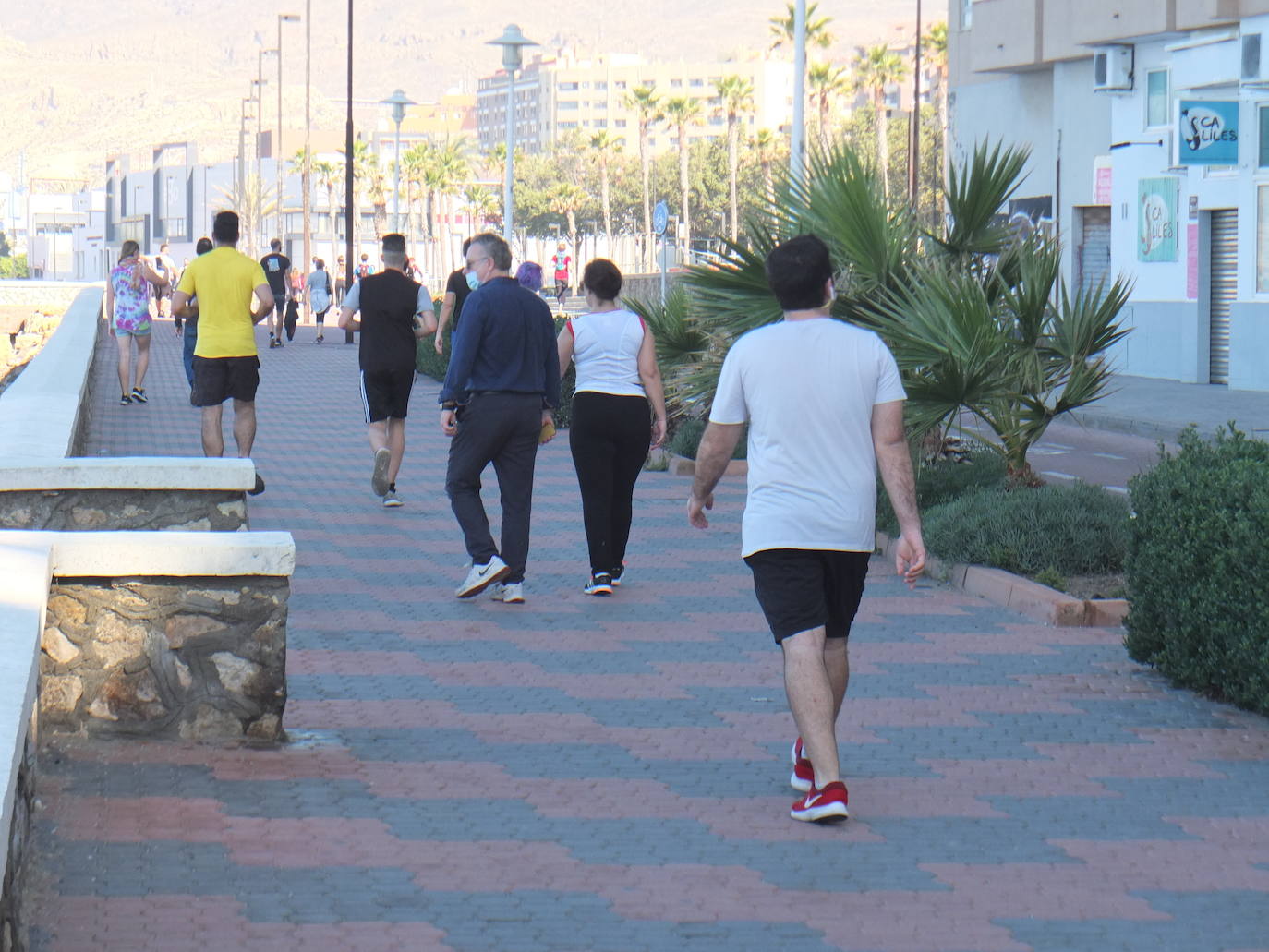 La estampa de las parejas caminando o de los grupos de personas es muy aislada. 