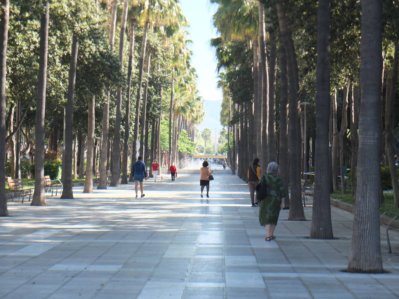 La estampa de las parejas caminando o de los grupos de personas es muy aislada. 