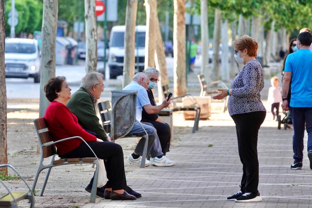 En el horario estipulado para hacerlo, las personas de más de 70 años han paseado de nuevo por las calles de la ciudad
