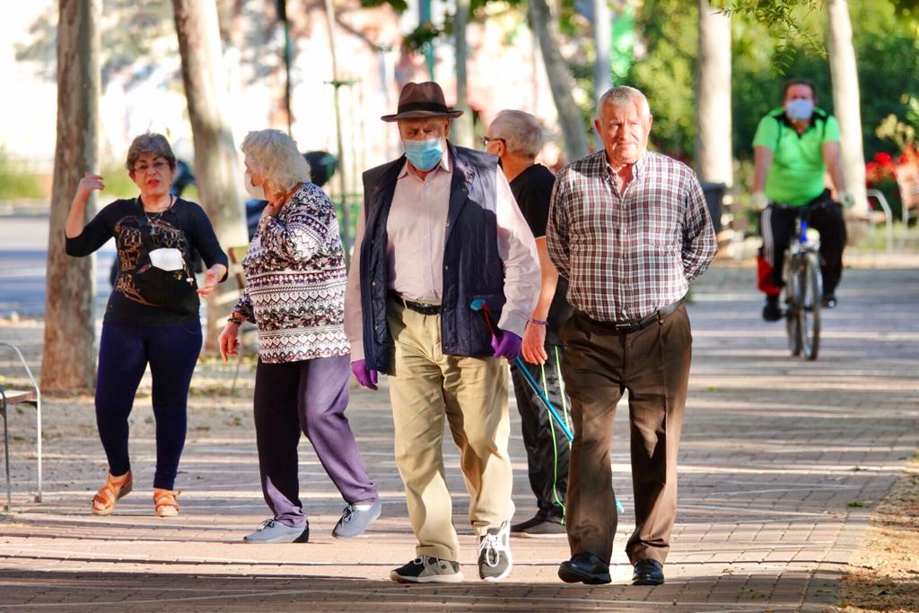 En el horario estipulado para hacerlo, las personas de más de 70 años han paseado de nuevo por las calles de la ciudad