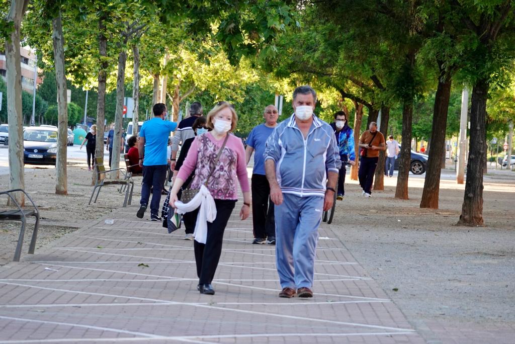 En el horario estipulado para hacerlo, las personas de más de 70 años han paseado de nuevo por las calles de la ciudad