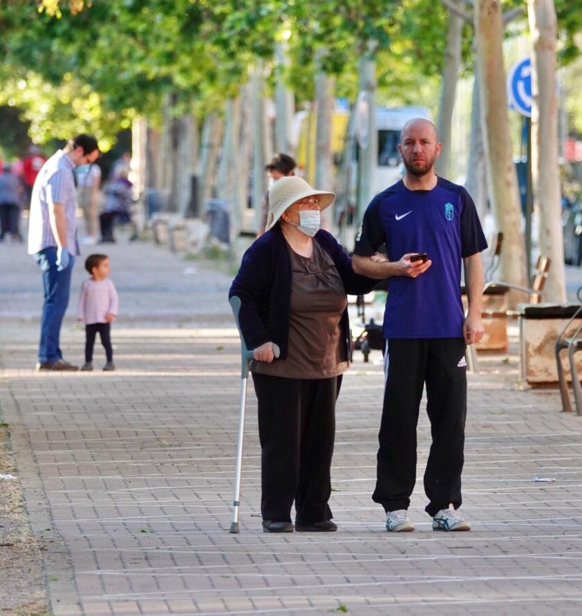 En el horario estipulado para hacerlo, las personas de más de 70 años han paseado de nuevo por las calles de la ciudad