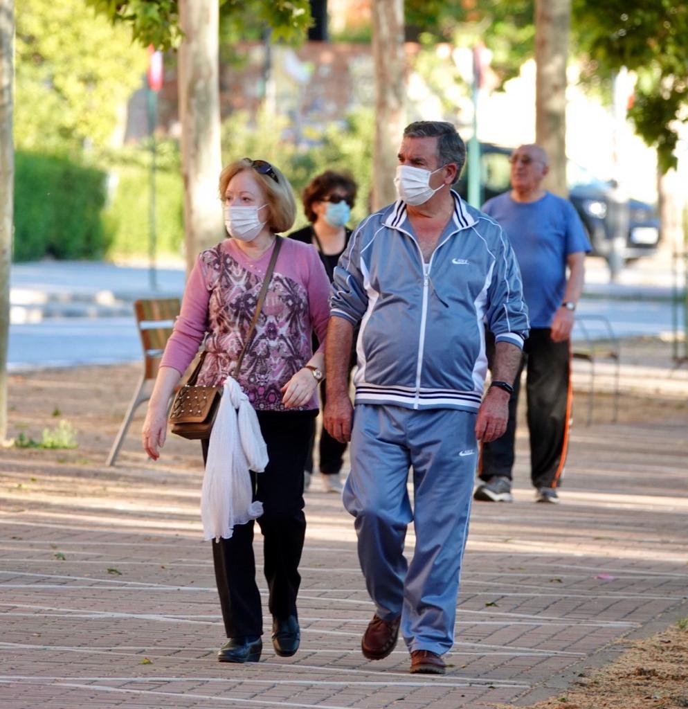 En el horario estipulado para hacerlo, las personas de más de 70 años han paseado de nuevo por las calles de la ciudad