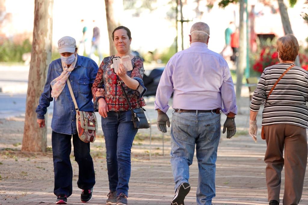 En el horario estipulado para hacerlo, las personas de más de 70 años han paseado de nuevo por las calles de la ciudad