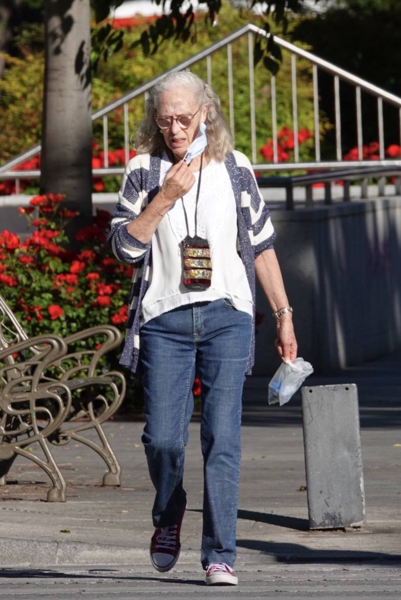 En el horario estipulado para hacerlo, las personas de más de 70 años han paseado de nuevo por las calles de la ciudad