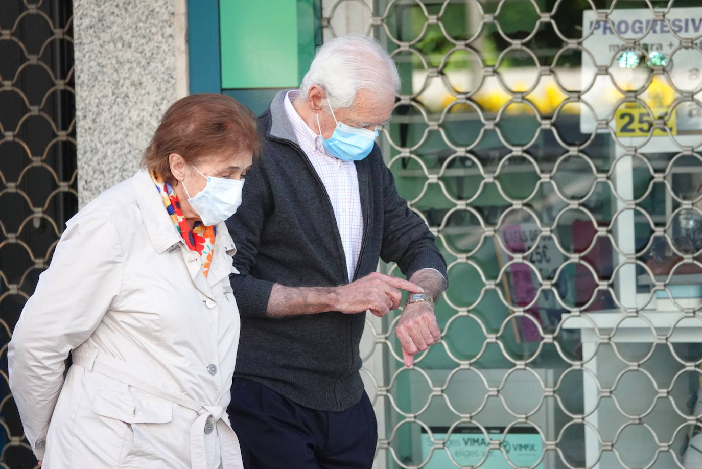 En el horario estipulado para hacerlo, las personas de más de 70 años han paseado de nuevo por las calles de la ciudad