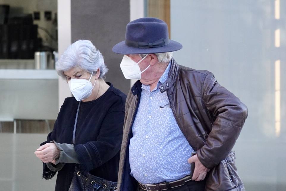 En el horario estipulado para hacerlo, las personas de más de 70 años han paseado de nuevo por las calles de la ciudad