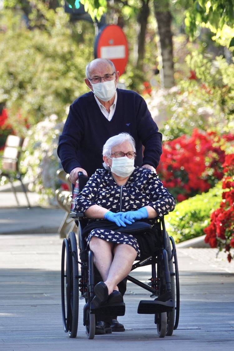 En el horario estipulado para hacerlo, las personas de más de 70 años han paseado de nuevo por las calles de la ciudad