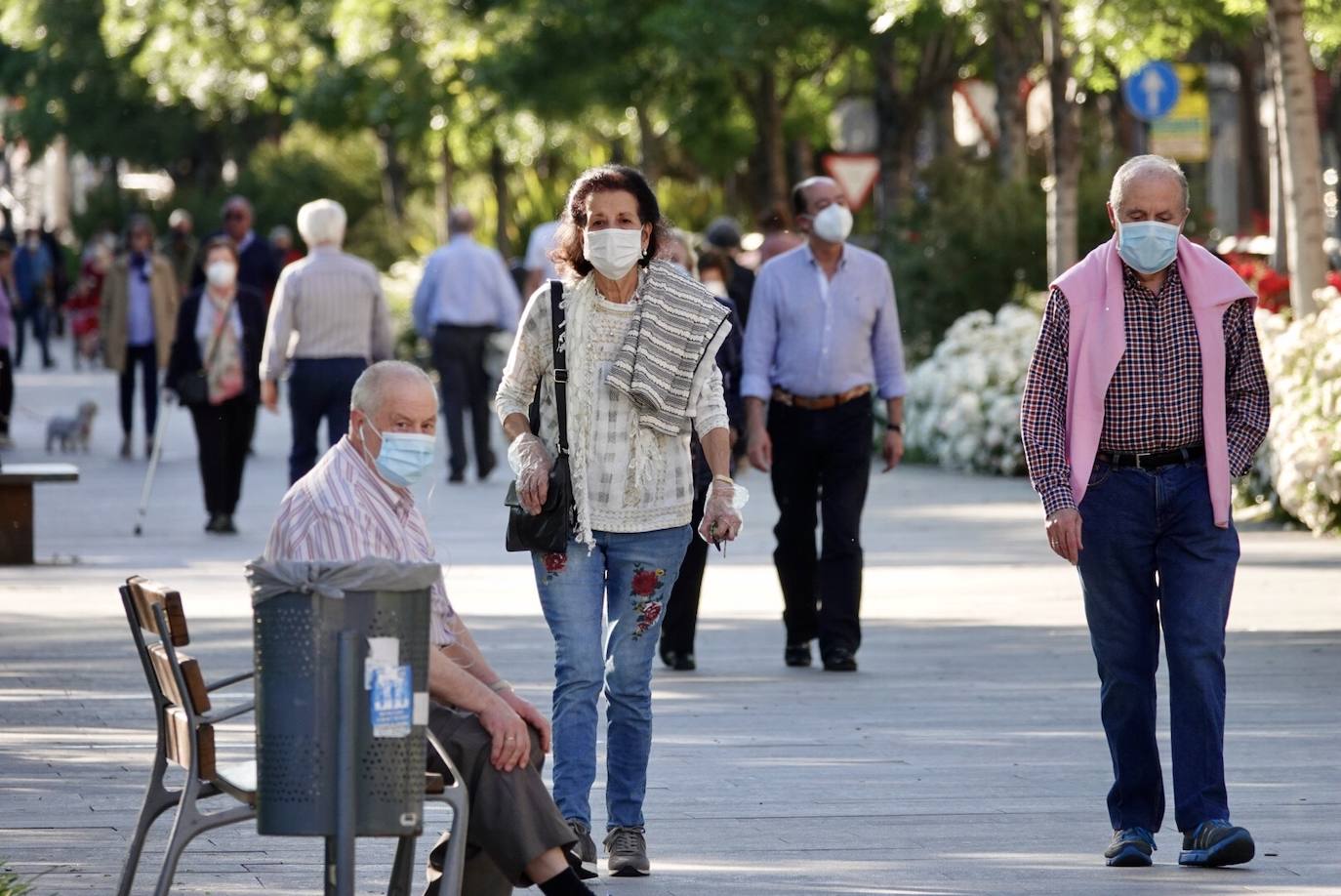 En el horario estipulado para hacerlo, las personas de más de 70 años han paseado de nuevo por las calles de la ciudad