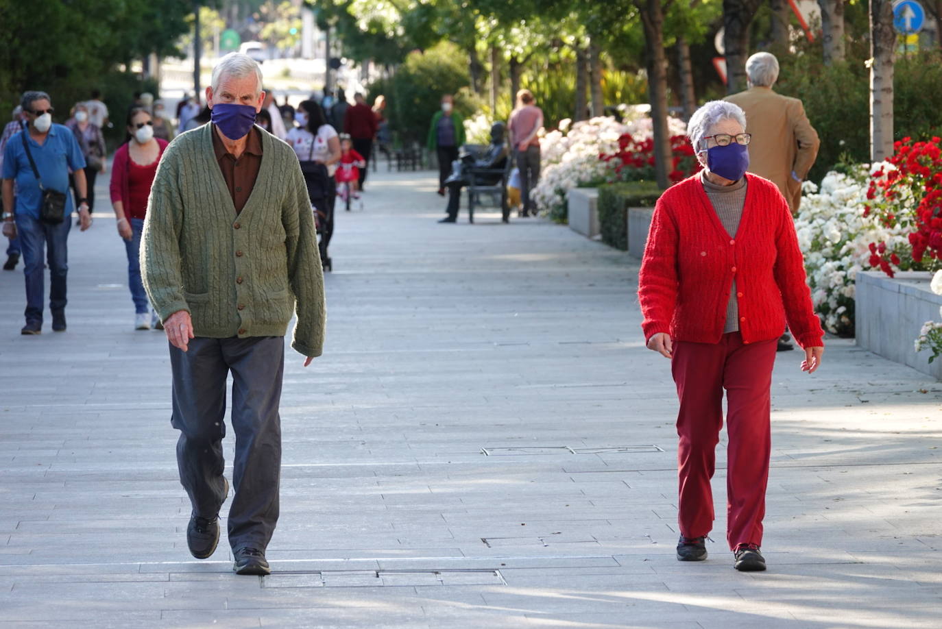 En el horario estipulado para hacerlo, las personas de más de 70 años han paseado de nuevo por las calles de la ciudad