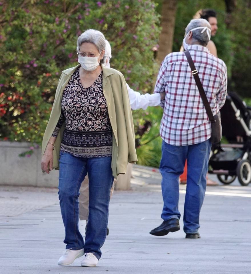 En el horario estipulado para hacerlo, las personas de más de 70 años han paseado de nuevo por las calles de la ciudad