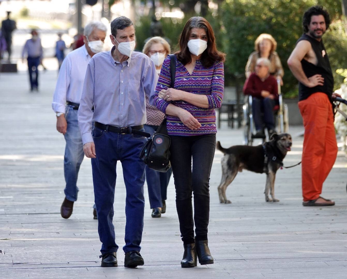 En el horario estipulado para hacerlo, las personas de más de 70 años han paseado de nuevo por las calles de la ciudad