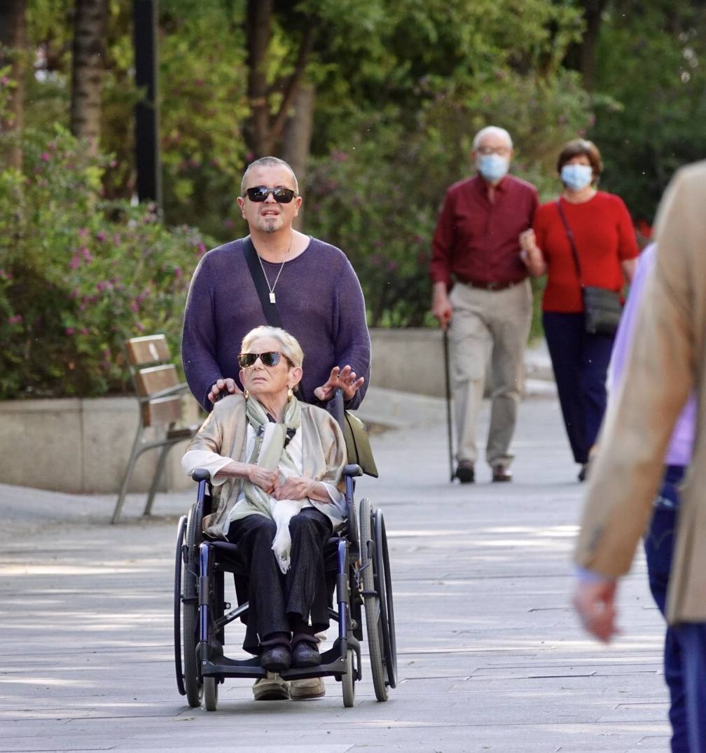 En el horario estipulado para hacerlo, las personas de más de 70 años han paseado de nuevo por las calles de la ciudad