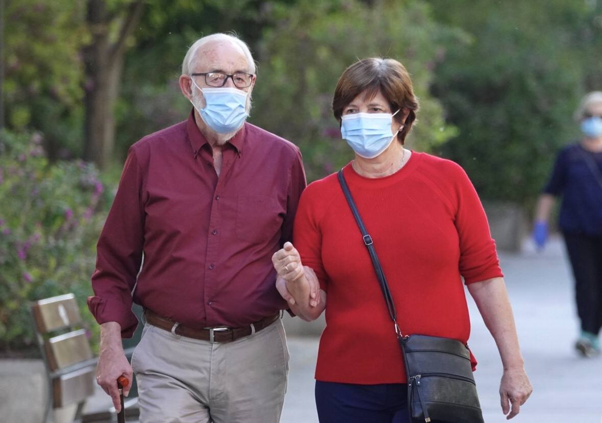 En el horario estipulado para hacerlo, las personas de más de 70 años han paseado de nuevo por las calles de la ciudad