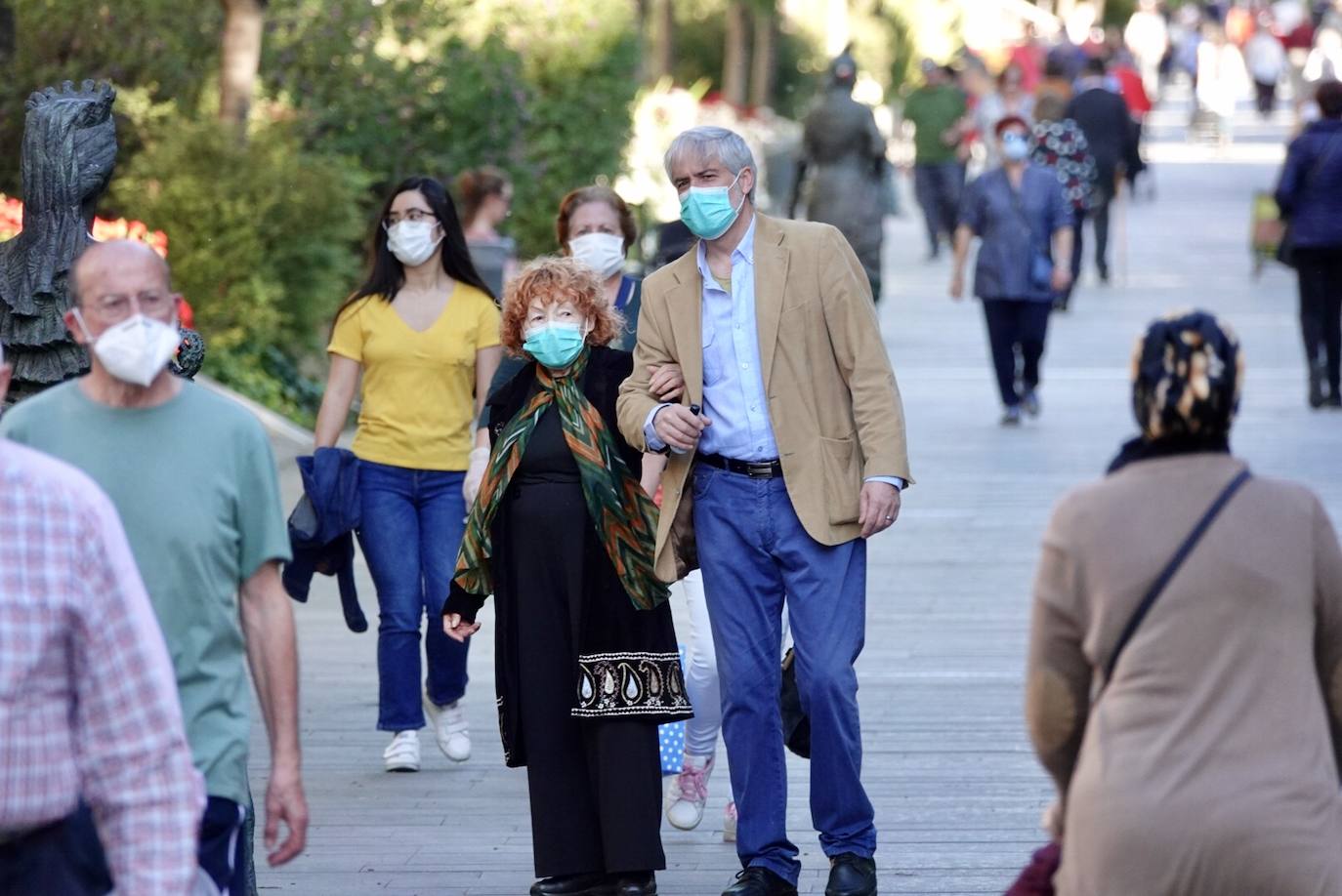 En el horario estipulado para hacerlo, las personas de más de 70 años han paseado de nuevo por las calles de la ciudad