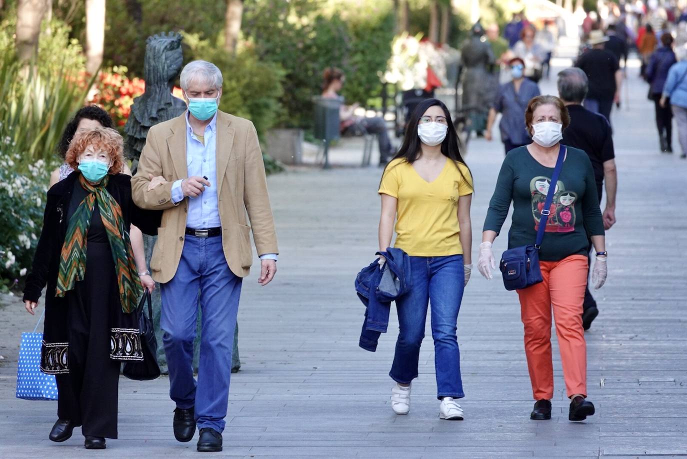En el horario estipulado para hacerlo, las personas de más de 70 años han paseado de nuevo por las calles de la ciudad
