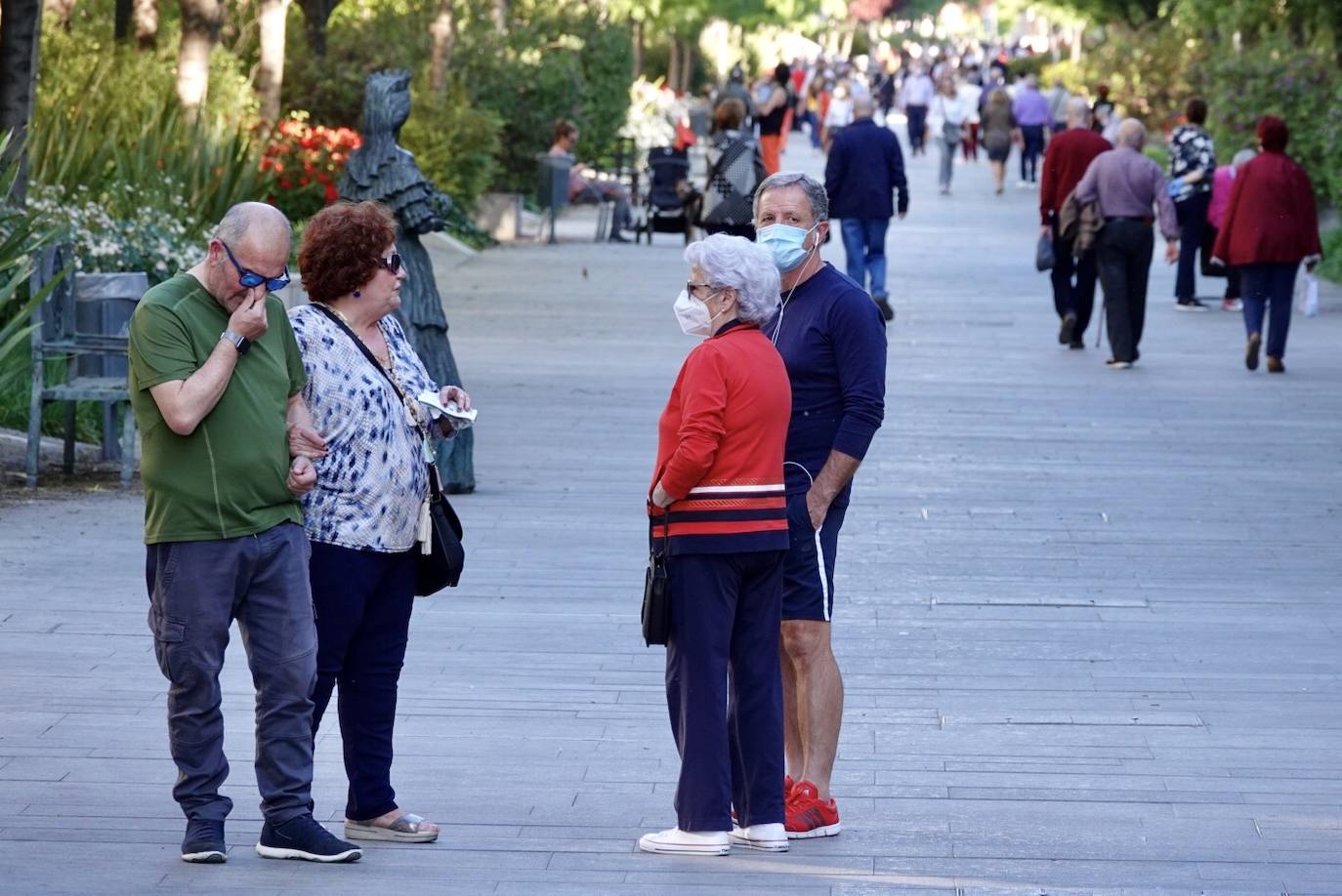 En el horario estipulado para hacerlo, las personas de más de 70 años han paseado de nuevo por las calles de la ciudad