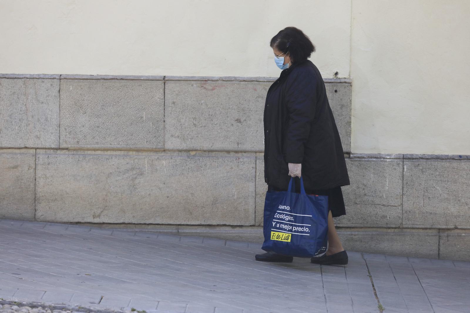 En el horario estipulado para hacerlo, las personas de más de 70 años han paseado de nuevo por las calles de la ciudad