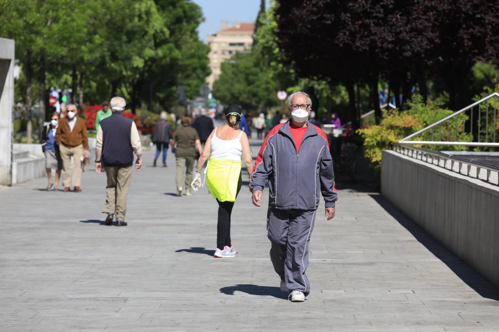 En el horario estipulado para hacerlo, las personas de más de 70 años han paseado de nuevo por las calles de la ciudad
