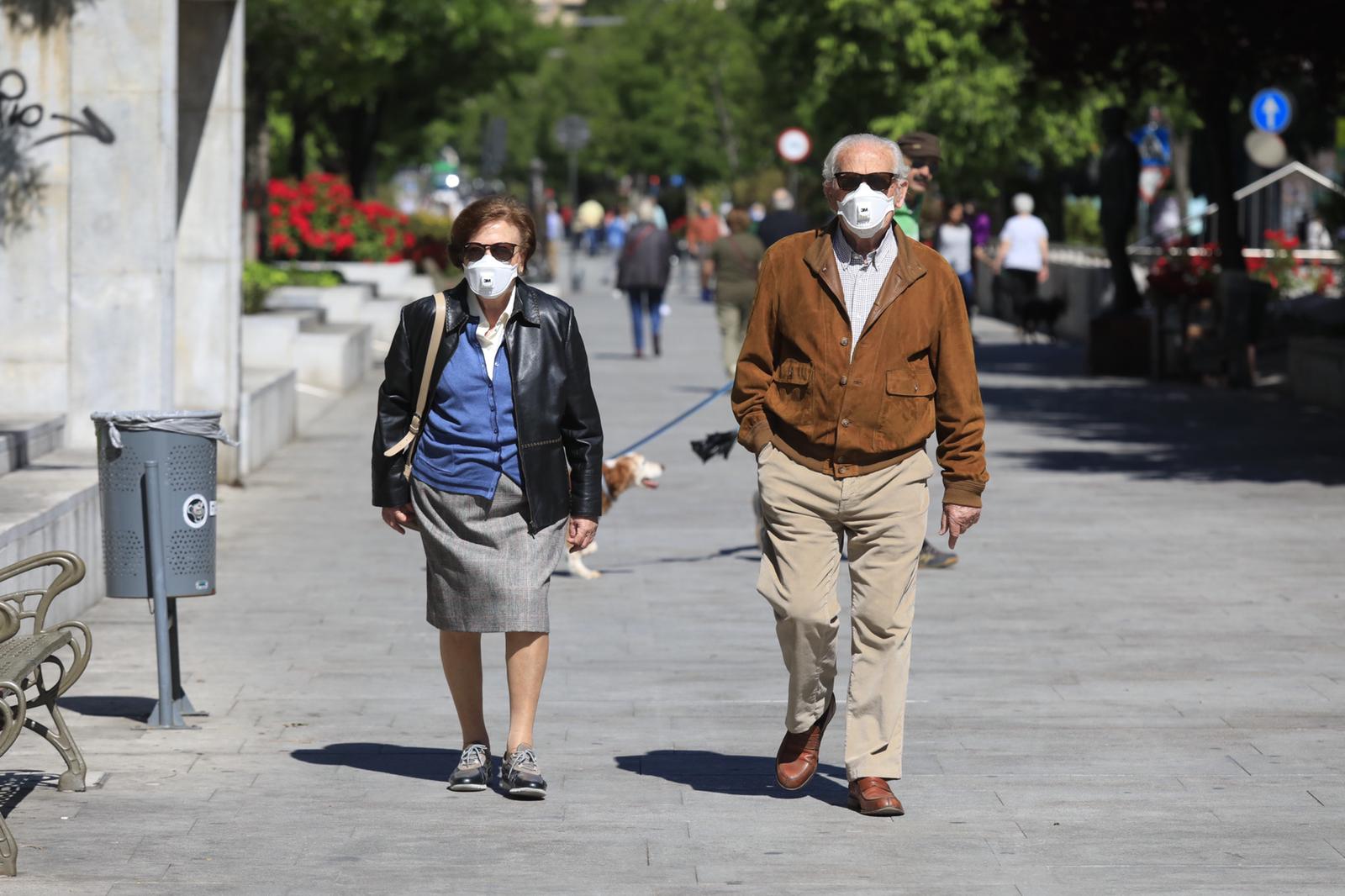 En el horario estipulado para hacerlo, las personas de más de 70 años han paseado de nuevo por las calles de la ciudad