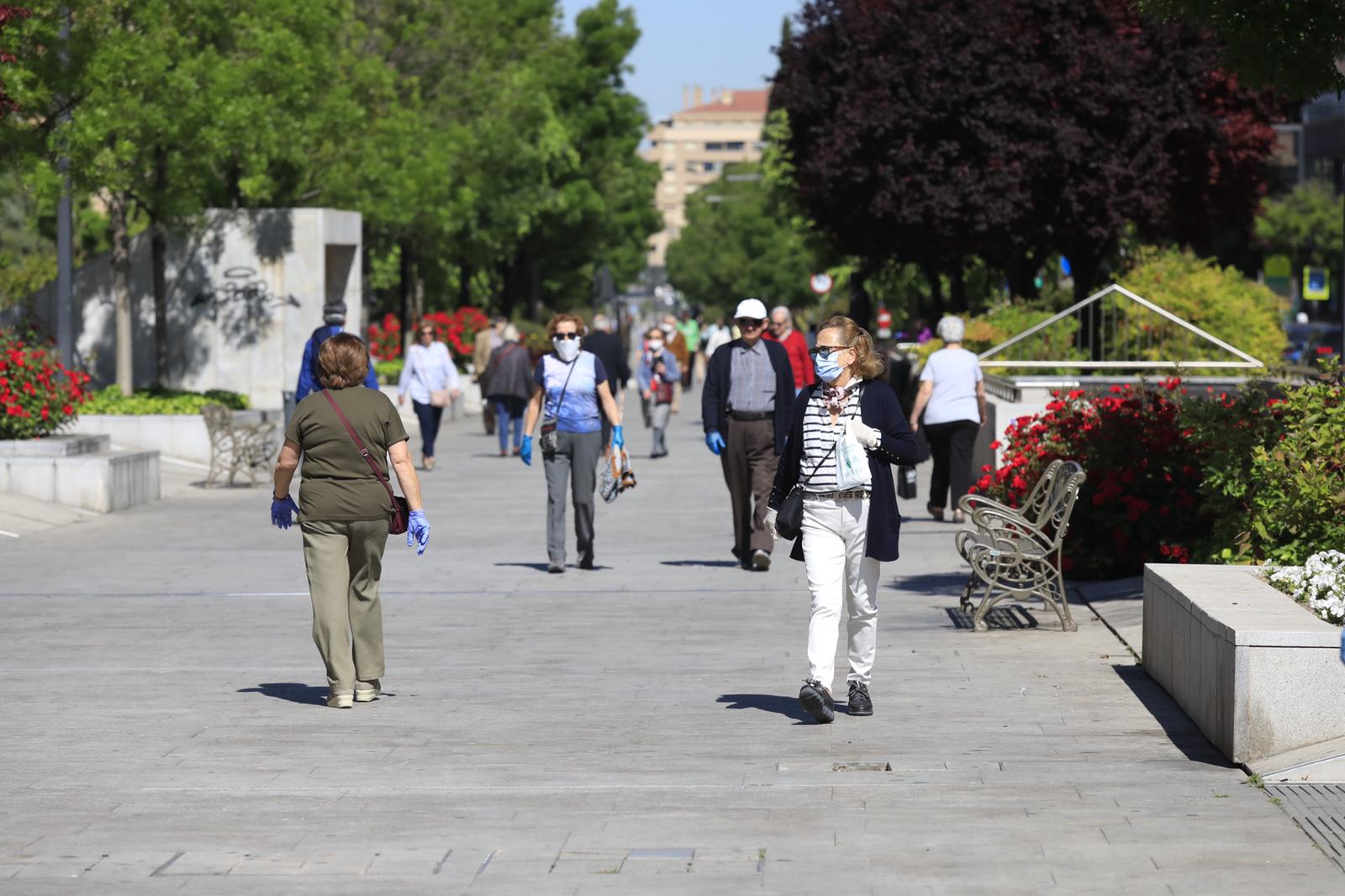 En el horario estipulado para hacerlo, las personas de más de 70 años han paseado de nuevo por las calles de la ciudad