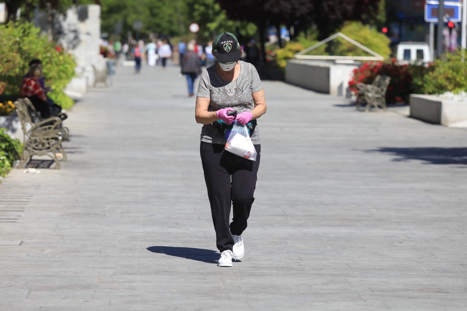En el horario estipulado para hacerlo, las personas de más de 70 años han paseado de nuevo por las calles de la ciudad