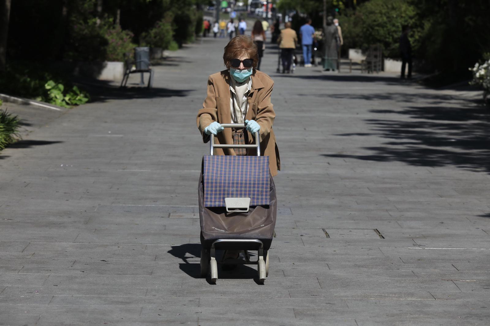 En el horario estipulado para hacerlo, las personas de más de 70 años han paseado de nuevo por las calles de la ciudad