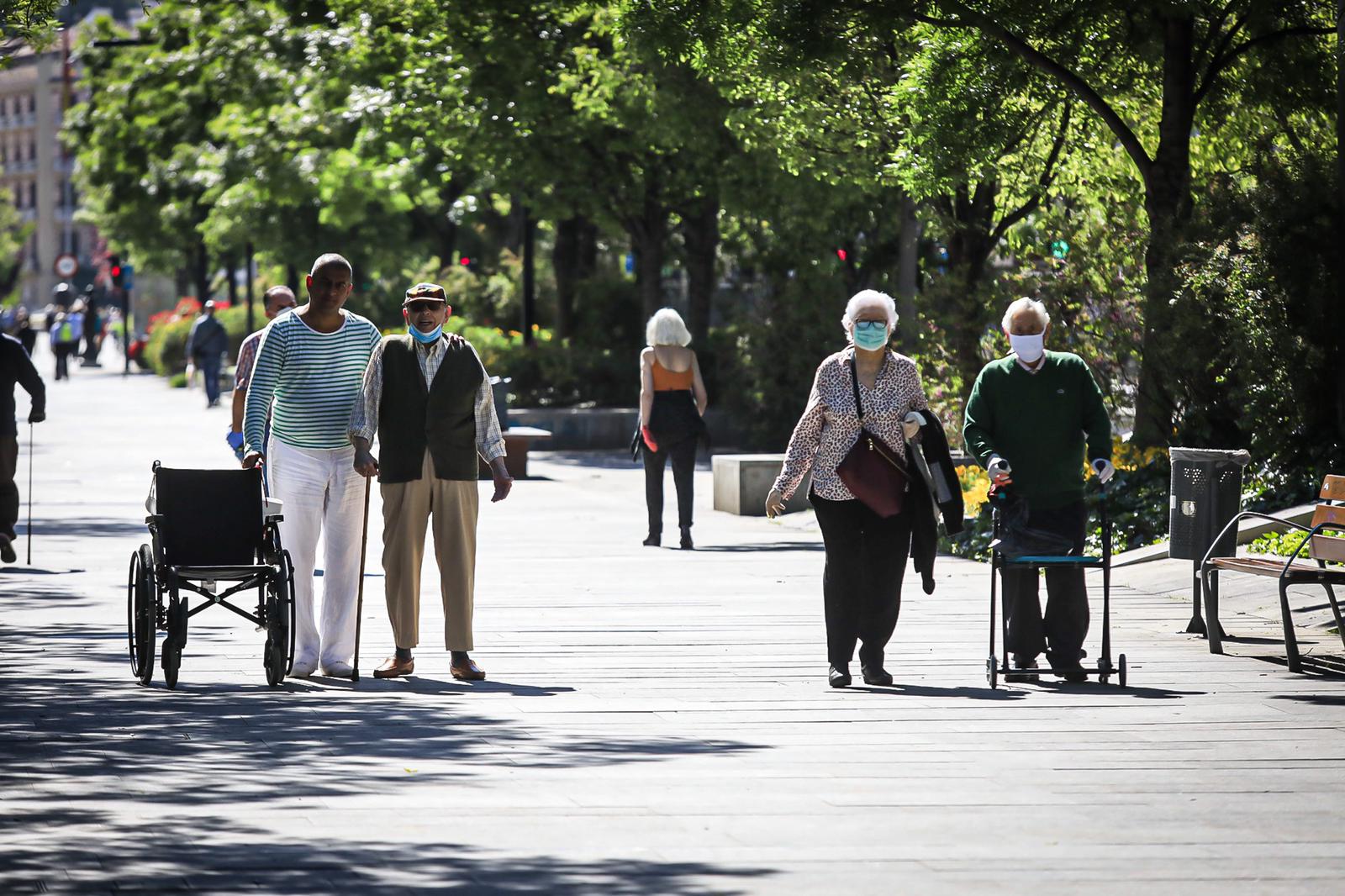 En el horario estipulado para hacerlo, las personas de más de 70 años han paseado de nuevo por las calles de la ciudad