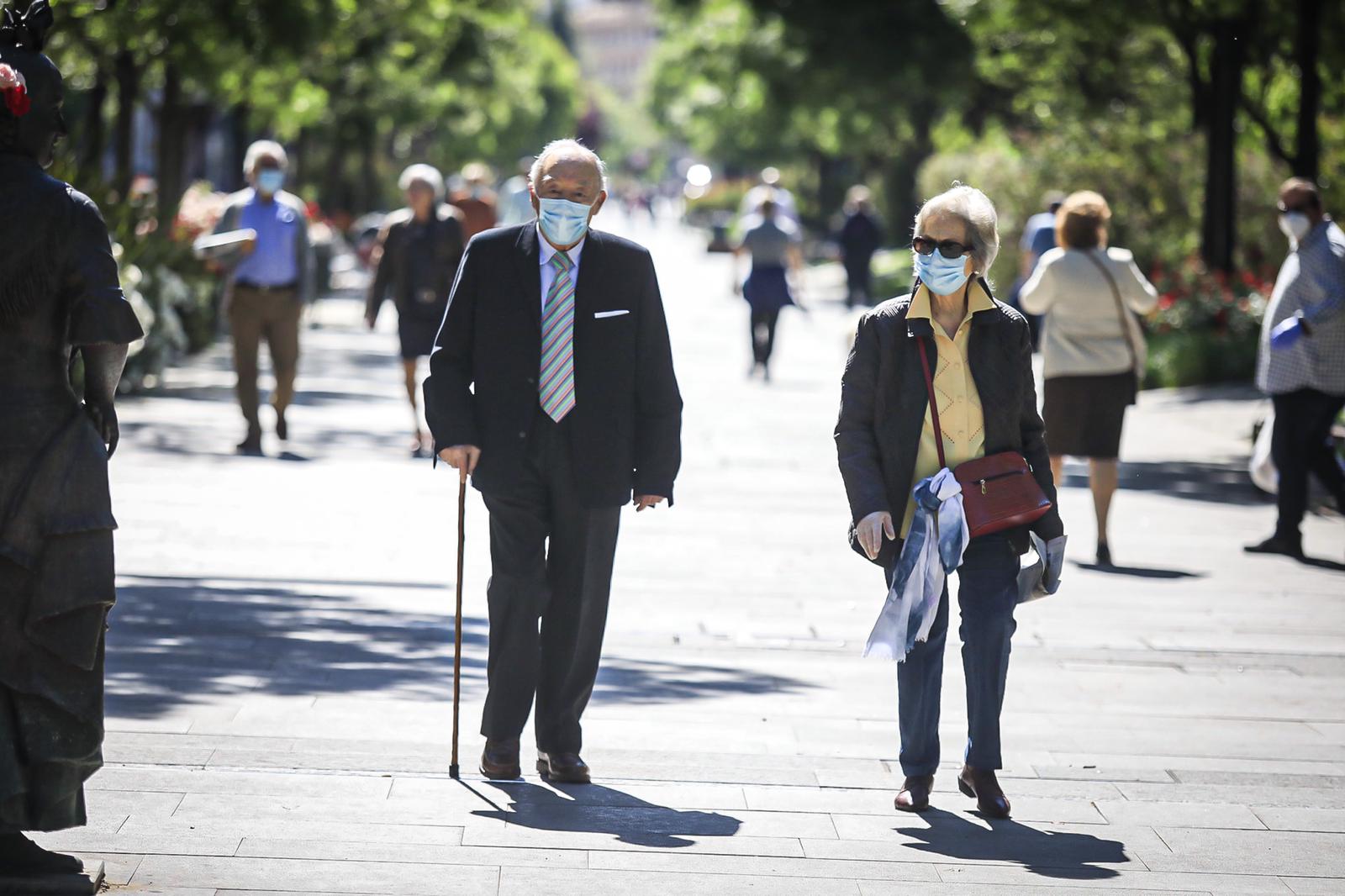 En el horario estipulado para hacerlo, las personas de más de 70 años han paseado de nuevo por las calles de la ciudad