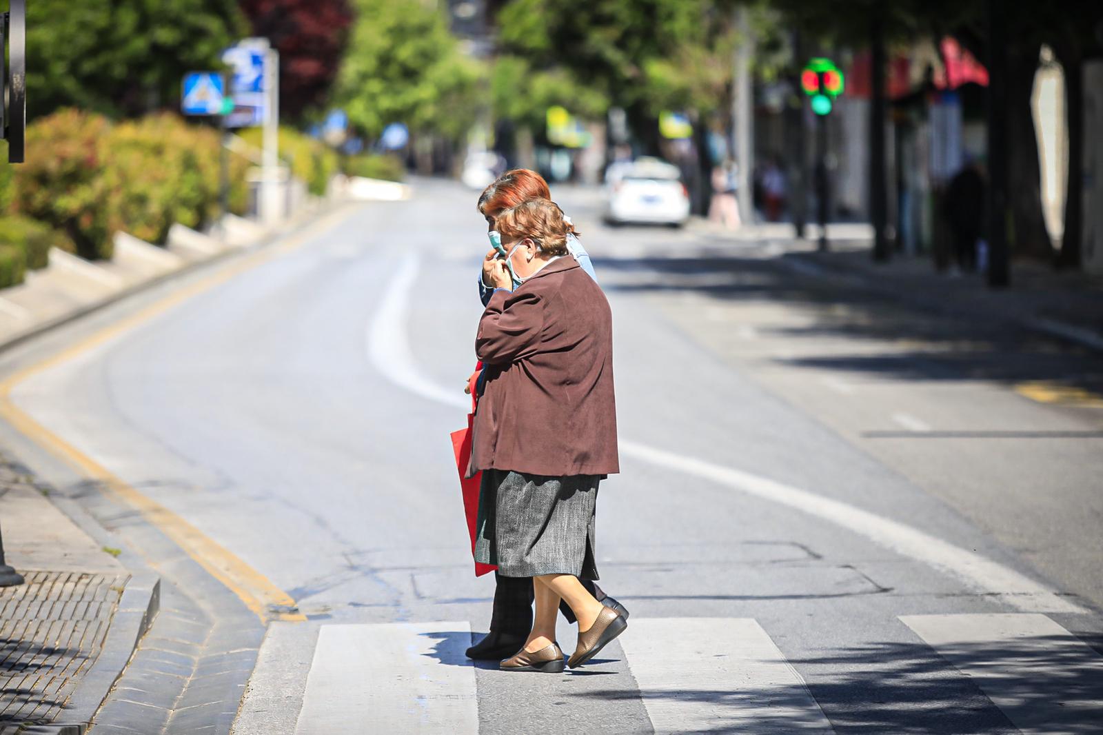 En el horario estipulado para hacerlo, las personas de más de 70 años han paseado de nuevo por las calles de la ciudad