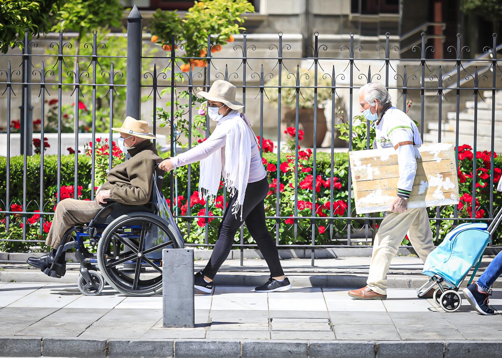 En el horario estipulado para hacerlo, las personas de más de 70 años han paseado de nuevo por las calles de la ciudad