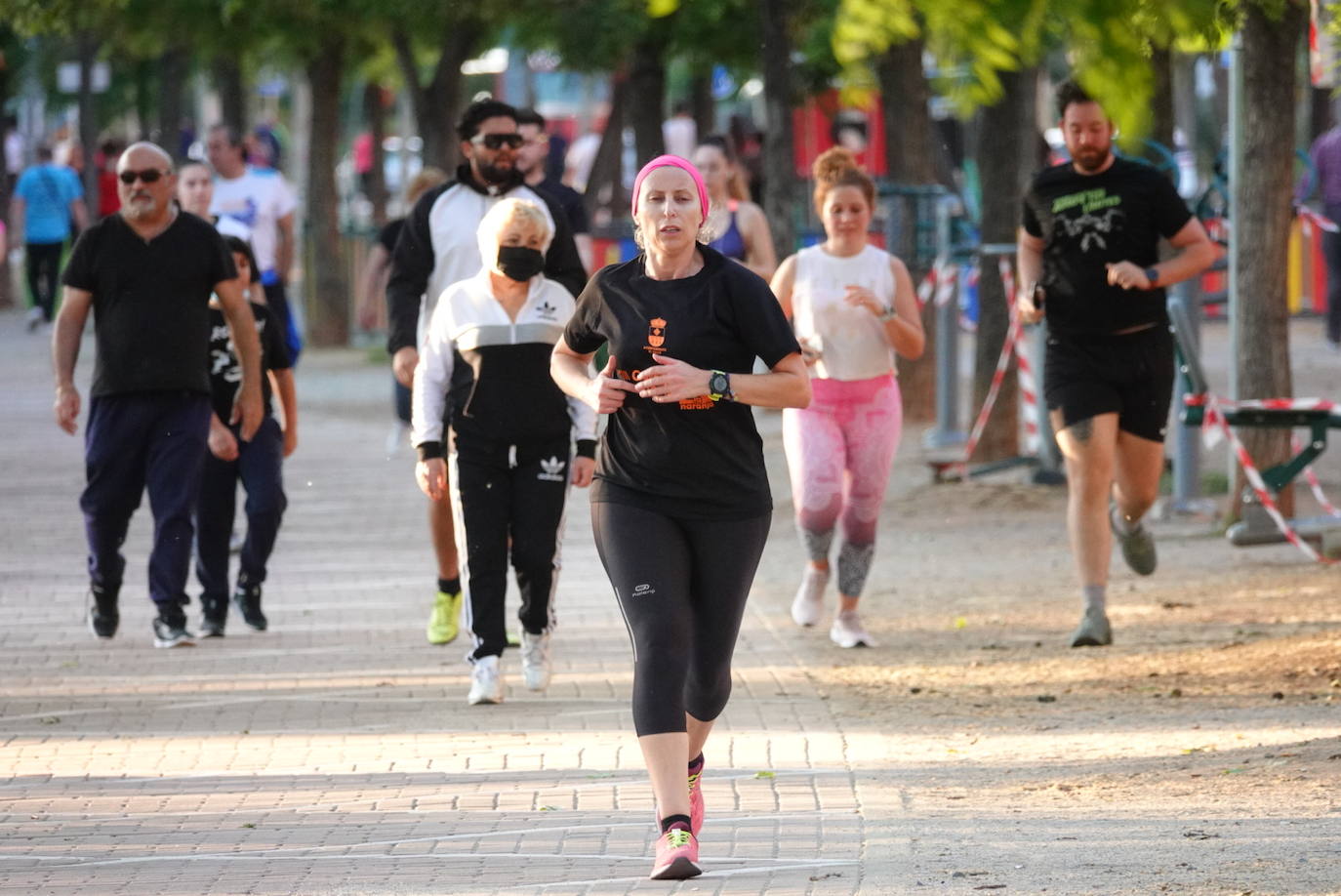 Las calles de la ciudad se han llenado de ciudadanos que han salido a las calles y plazas a partir de las 20.00 horas 